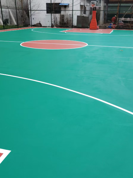 怒江 球场长期使用易出现地面开裂